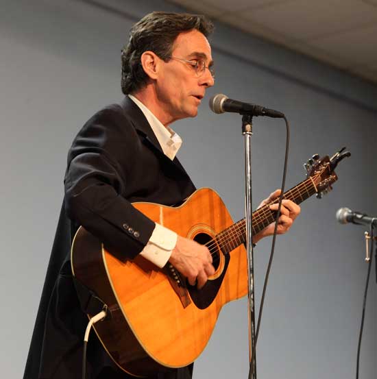Singer/songwriter/guitarist Steve Peisch impresses the audience.