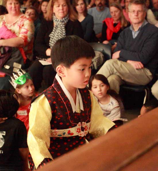 KeeSeok Lee plays a Korean children’s song, “Noeul.” 