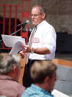 Town Admininstrator Tim Bragan reads the Finance Committee's statement. (Photo by Lisa Aciukewicz)